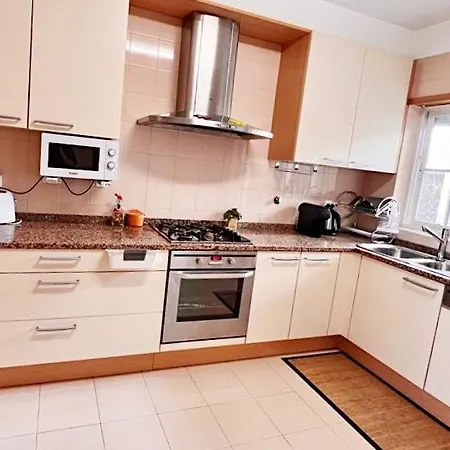 Apartament Spacious 1bdr Apt With Outdoor Patio